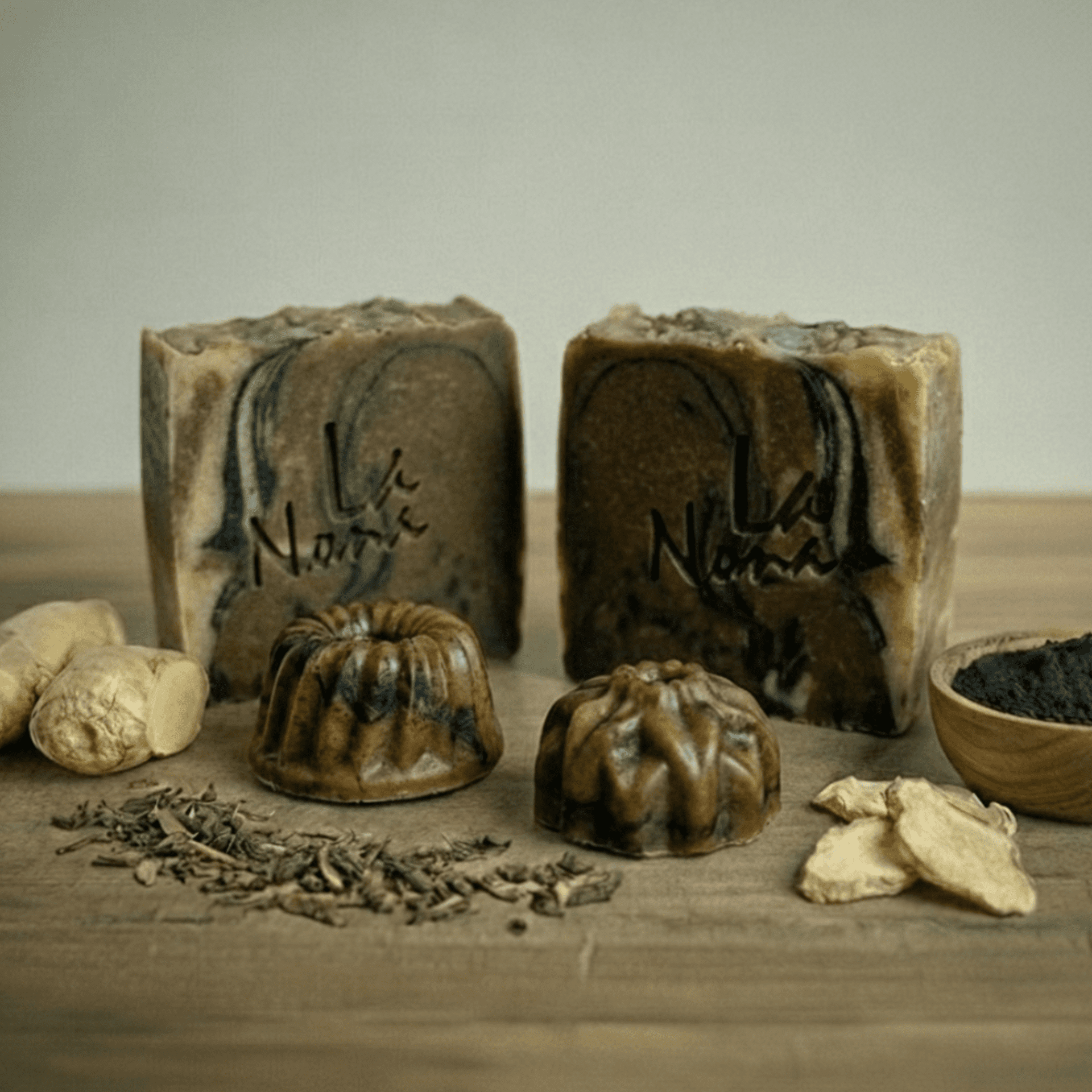 Jabón artesanal de Jengibre, Té verde y Carbón activado - 1